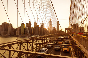 Obraz premium Brooklyn Bridge Sunset z panoramą Manhattanu w USA
