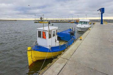 Łodzie rybackie w małym porcie , Morze Bałtyckie