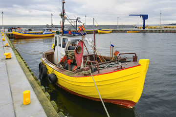 Fototapeta na wymiar Łódz rybacka w małym porcie, Morze Bałtyckie