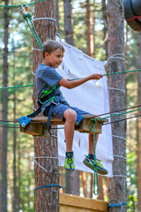 мальчик на веревочном аттракционе