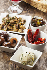 verschiedene italienische Antipasti und Rotwein