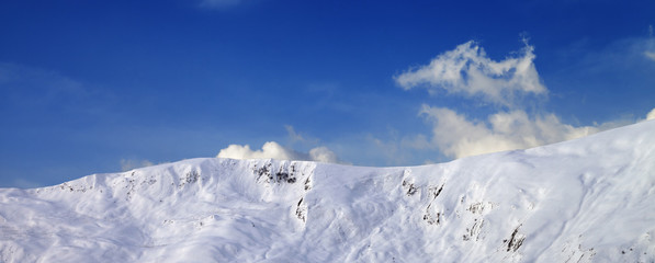 Fototapeta premium Panoramiczny widok na zbocza poza trasami wczesnym rankiem