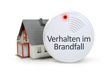 Haus mit Feuermelder und Verhalten im Brandfall