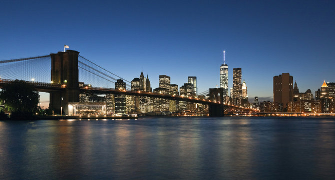 The New York City skyline w Brooklyn Bridge