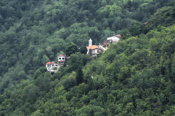 Город, затерявшийся в лесу (Италия, Лигурия).