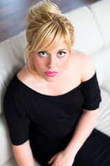 Fototapeta premium Blonde Frau im Wohnzimmer