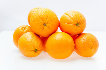 Große Ansammlung von Orangen, freigestellt