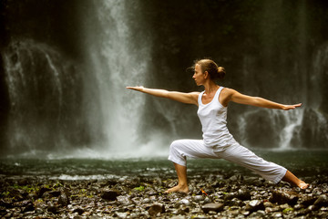 Fototapety  kobieta medytująca robi jogę między wodospadami