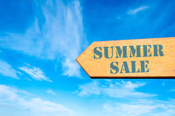 Arrow sign with Summer Sale message