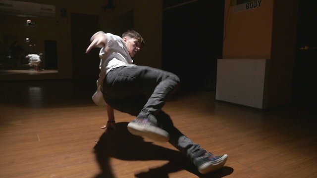 Breakdance in slow motion - Young break dancer