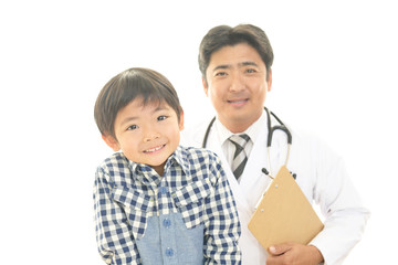 笑顔の医師と男の子