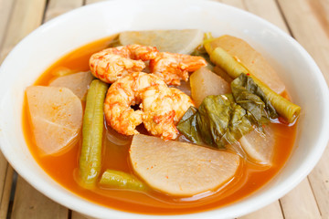 Sour soup with shrimp and vegetable.