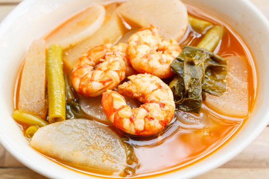 Sour soup with shrimp and vegetable.