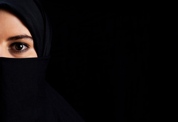 Naklejka premium Muslim face on black background