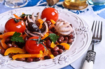Fototapeta na wymiar Salad of cooked beans, vegetables and octopus