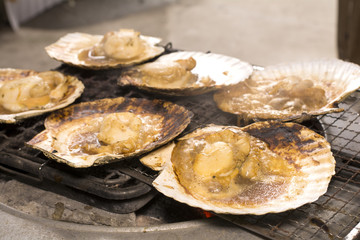 炭で焼いているホタテ
