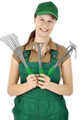 Gärtner in grüner Latzhose mit Garten-Werkzeugen