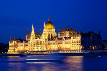 Fototapeta premium Parliament of Budapest at night, Hungary