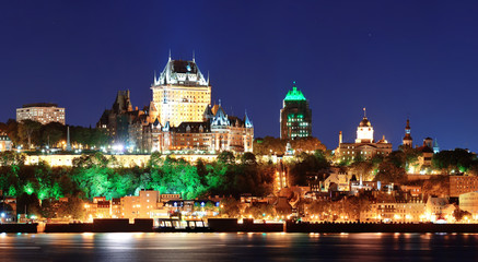 Fototapeta na wymiar Quebec City at night