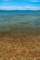 Roter Strand am Meer in Kroatien auf Pag