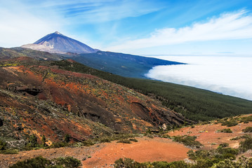 Vulkan Teide mit Lavagestein und Wolken auf Teneriffa