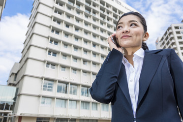 スマートフォンと働く女性