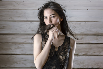ファッション雑誌の女性モデル