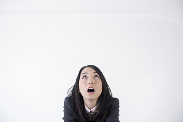 机に座る女子学生 コピースペース