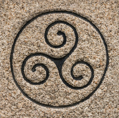 Symbol Triskel in Granit gemeißelt