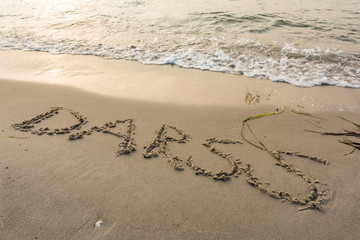 Schriftzug am Strand