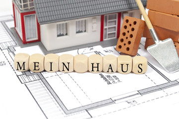Bauplan mit Ziegelstein und Haus mit Mein Haus