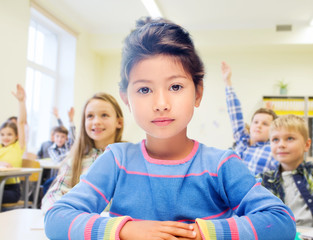 Obraz premium little school girl over classroom background