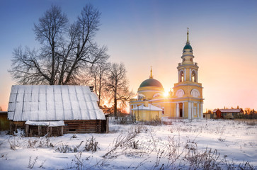 Fototapeta na wymiar Церковь Михаила Архангела морозны