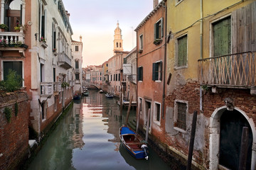 Fototapeta na wymiar typical urban landscape of old Venice