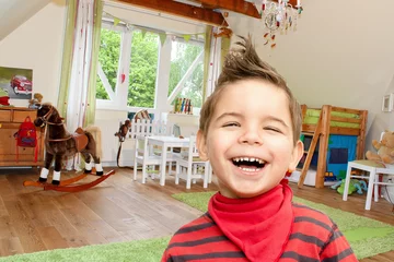 Fotobehang Kind lachend vor Kinderzimmer © Anja Götz
