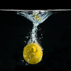 limone splash in fondo nero