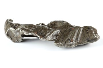 Fragment des Sikhote-Alin Meteoriten isoliert auf weißem Hintergrund
