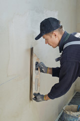 Man gets manually gypsum plaster