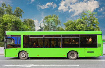 Naklejki  miejski autobus jedzie ulicą