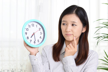 時計を持つ女性