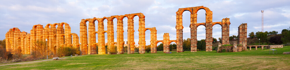 Fototapeta premium Panorama of Acueducto de los Milagros