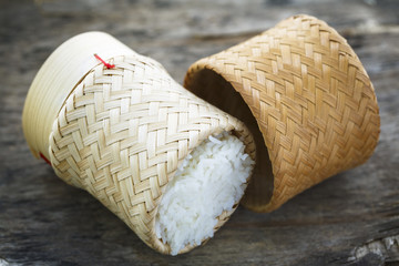 Riz blanc et son panier en bamboo