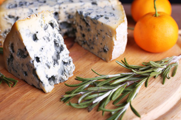 Blue cheese with sprigs of rosemary and oranges