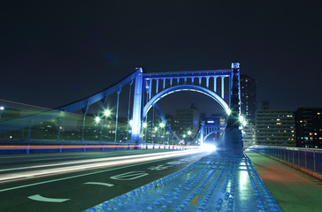 Fototapeta na wymiar 夜の清洲橋　車のヘッドライト光線