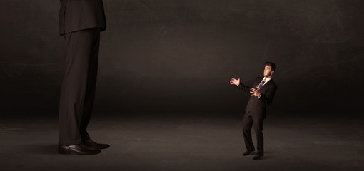 Obraz premium Huge man with small businessman standing at front concept
