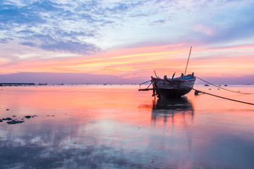 Naklejka premium Thai fishing boat for finding fish