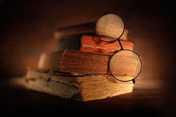 libri antichi con occhiali