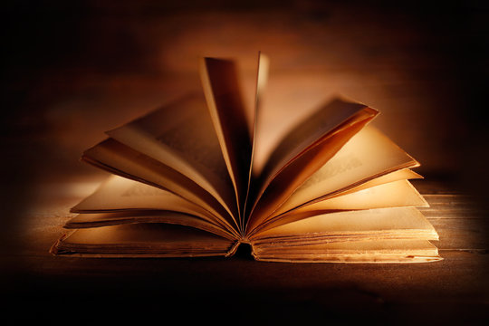 libro antico aperto