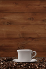 Tasse Kaffee mit Hintergrund aus Holz