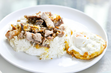 Fried sliced pork with garlic